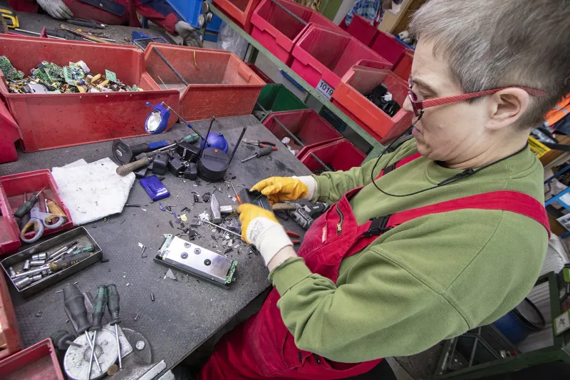 Zerlegen und Trennen von Wertstoffen bei WRW